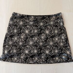 Black White Floral Burst Mini Skirt Built-In Shorts Stretchy Size M tennis comfy